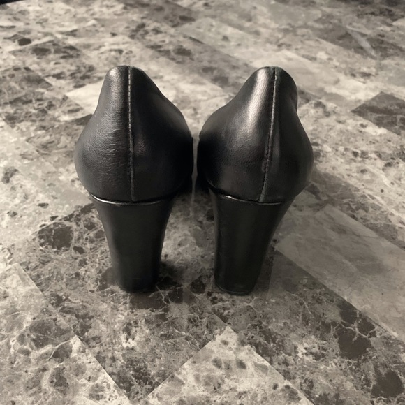 Le Chateau black heels size 9 like new - Picture 2 of 8
